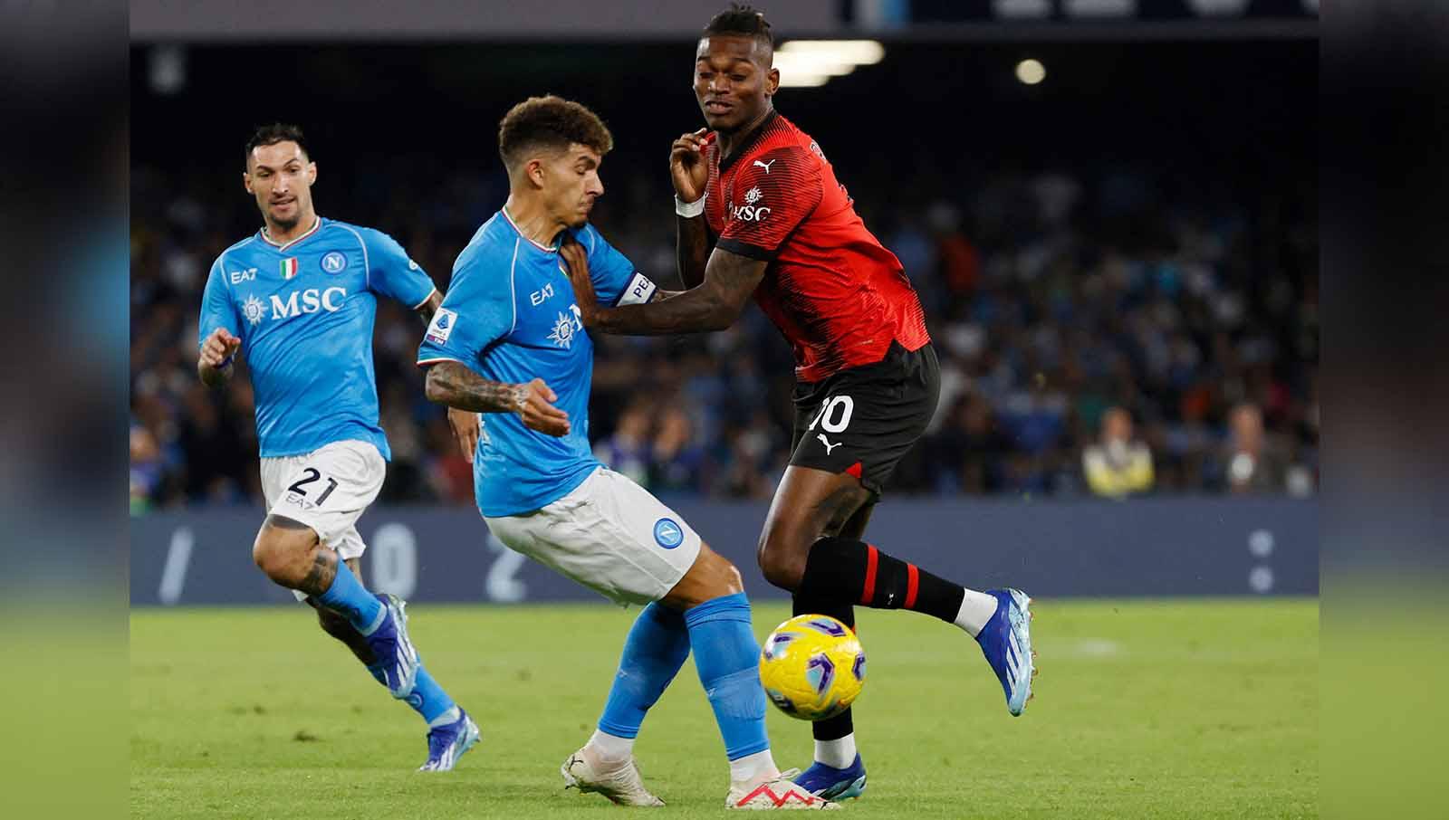 Pemain AC Milan Rafael Leao bertabrakan dengan pemain Napoli Giovanni Di Lorenzo pada laga Serie A Italia di Stadion Diego Armando Maradona. (Foto: REUTERS/Ciro De Luca)