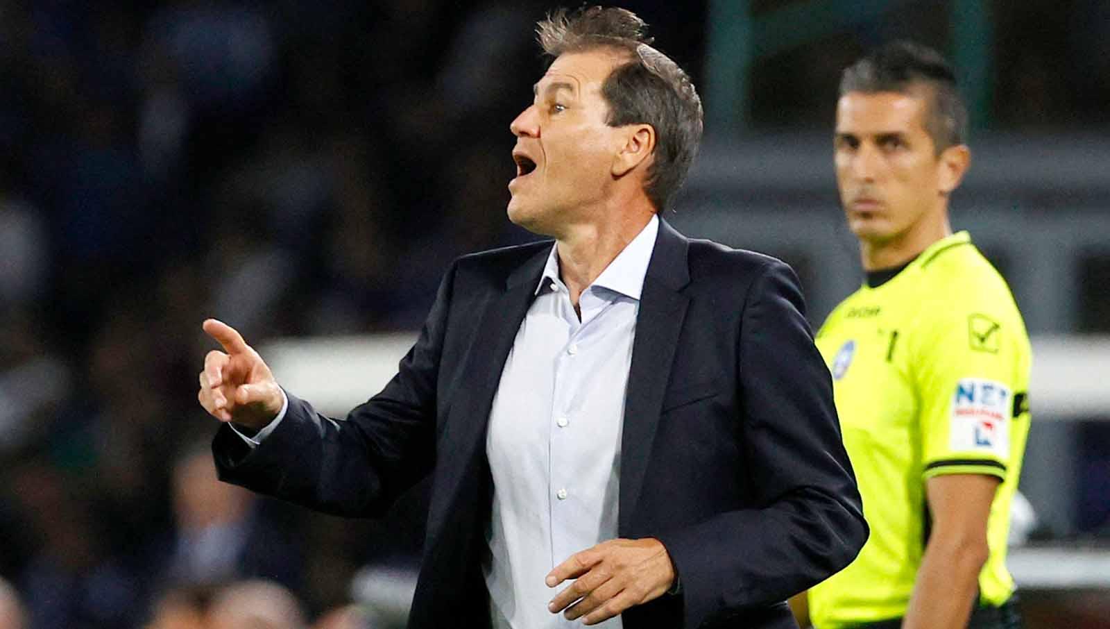 Pelatih Napoli Rudi Garcia memberikan instruksi kepada pemainnya di pinggir lapangan pada laga Serie A Italia. (Foto: REUTERS/Ciro De Luca)