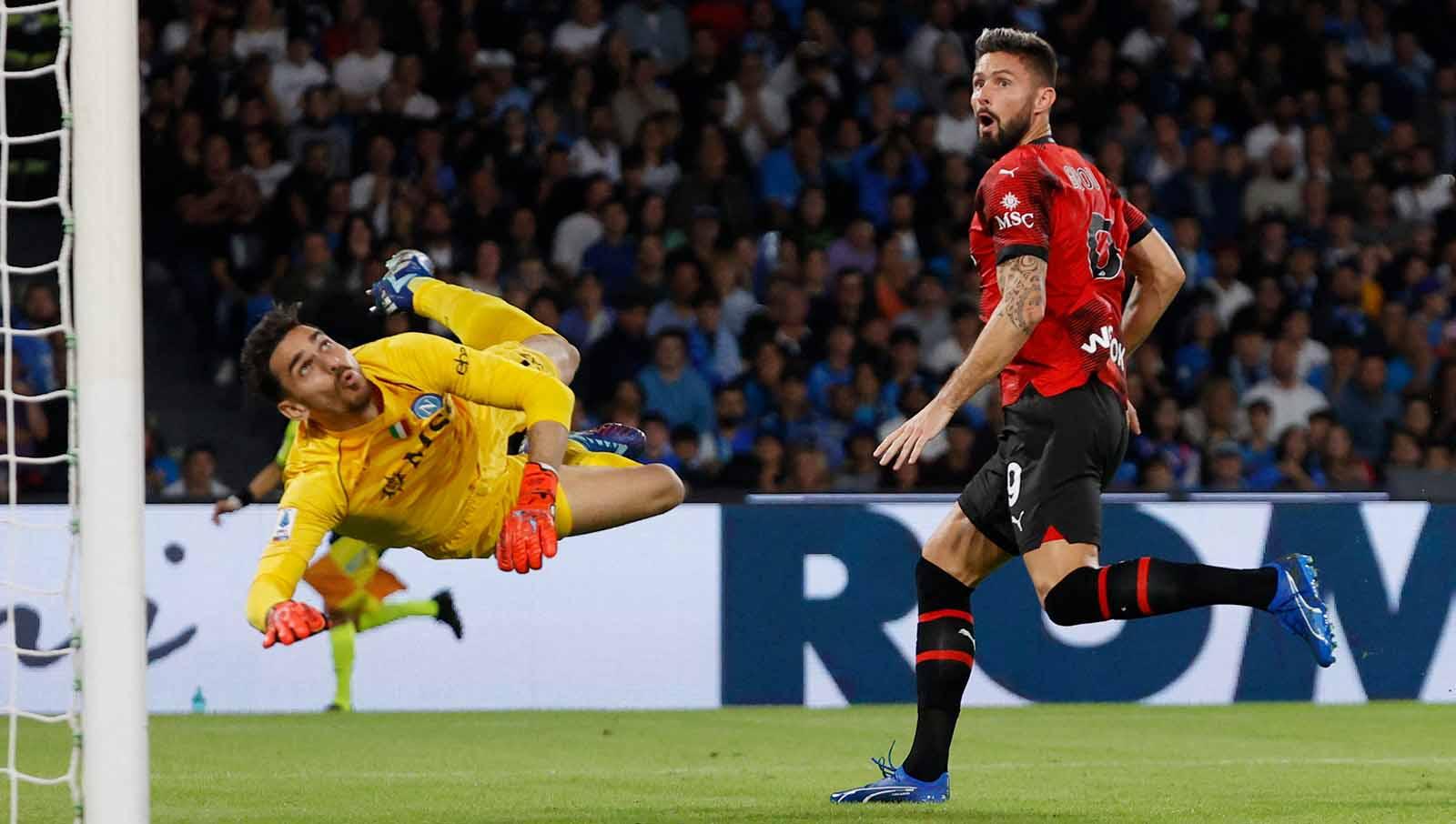 Olivier Giroud saat mencetak gol pertama melewati kiper Napoli Alex Meret. (Foto: REUTERS/Ciro De Luca)