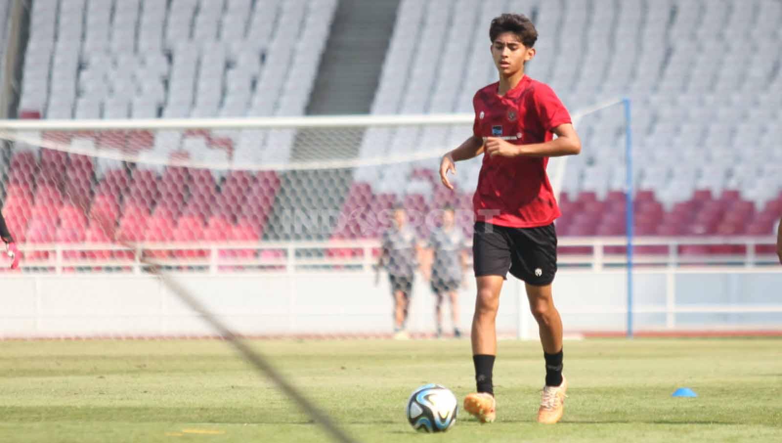 Welber Jardim, pemain keturunan Timnas Indonesia U-17 saat menjalani latihan di Stadion GBK, Senin (30/10/23).
