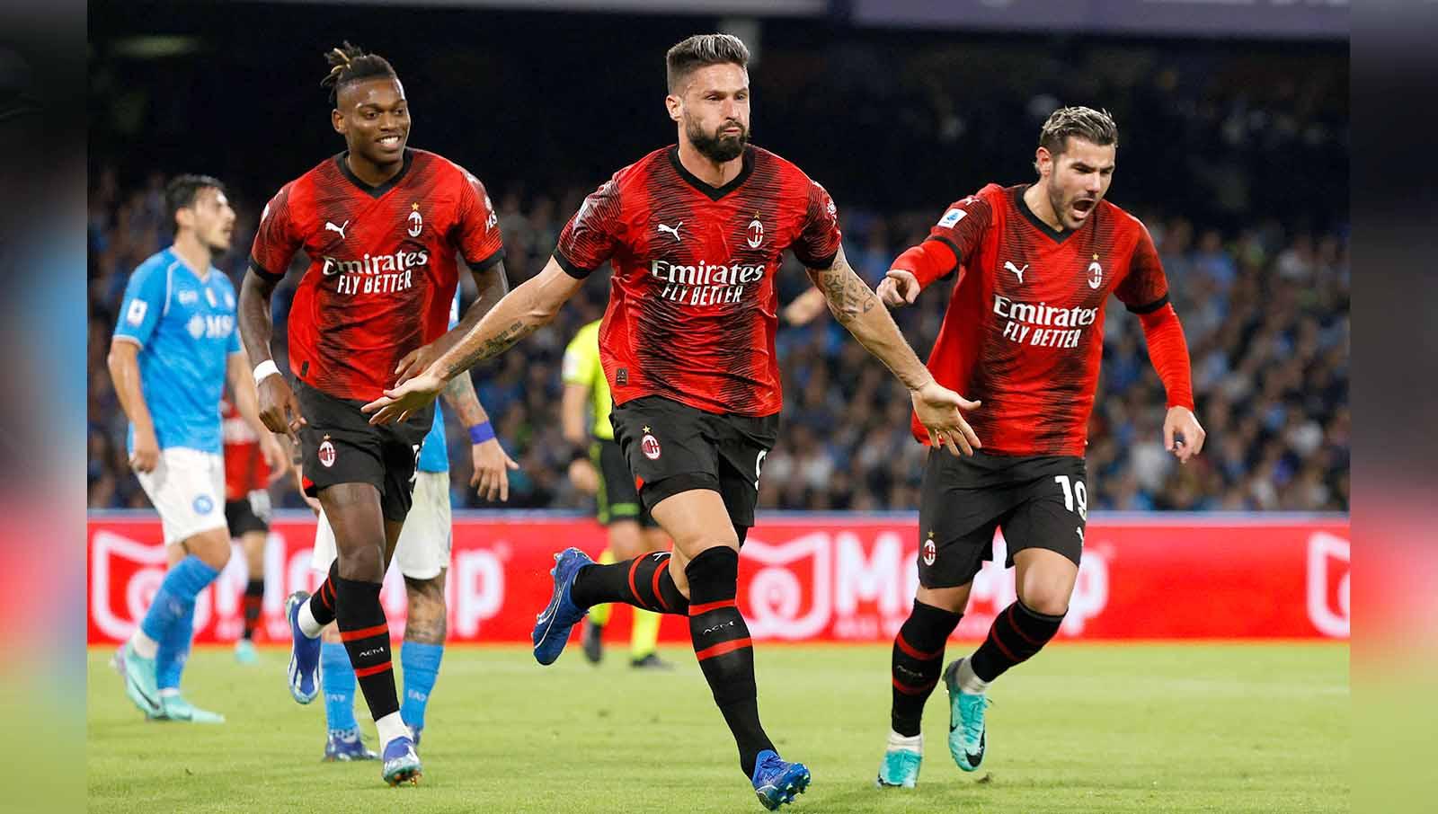 Olivier Giroud berselebrasi usai mencetak gol kedua ke gawang Napoli bersama rekan tim Rafael Leao dan Theo Hernandez pada laga Serie A Italia. (Foto: REUTERS/Ciro De Luca)