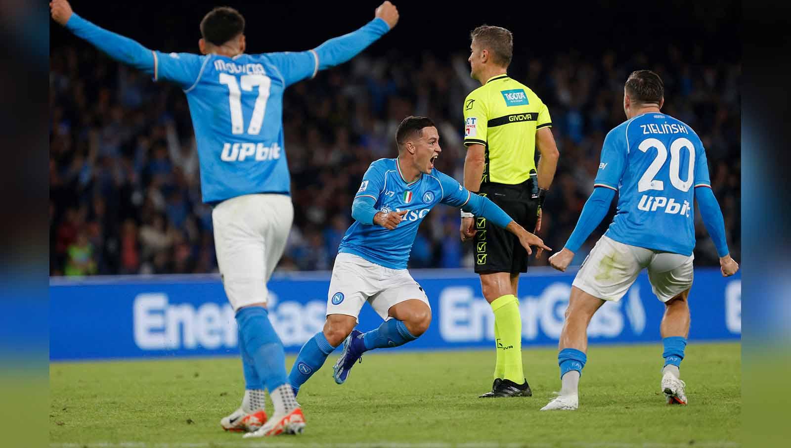 Selebrasi pemain Napoli Giacomo Raspadori usai mencetak gol bersama rekan satu tim Piotr Zielinski pada laga Serie A Italia. (Foto: REUTERS/Ciro De Luca)