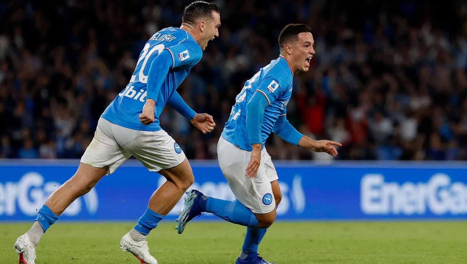 Selebrasi pemain Napoli Giacomo Raspadori usai mencetak gol bersama rekan satu tim Piotr Zielinski pada laga Serie A Italia. (Foto: REUTERS/Ciro De Luca)