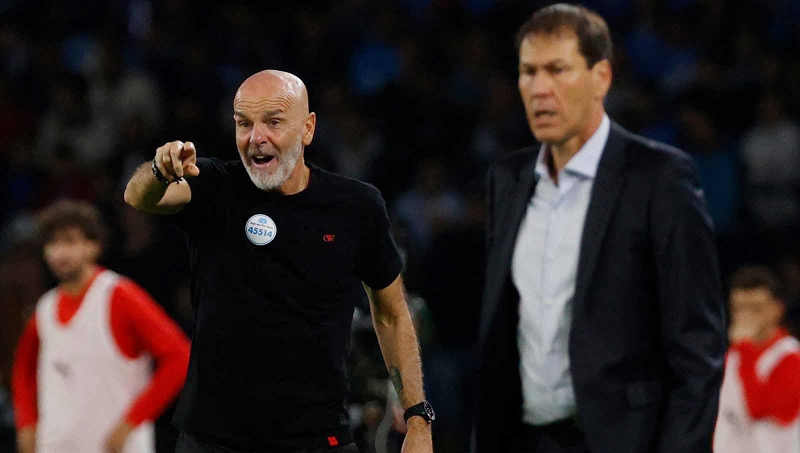 Pelatih AC Milan Stefano Pioli dan pelatih Napoli Rudi Garcia di laga Serie A Italia. (Foto: REUTERS/Ciro De Luca)