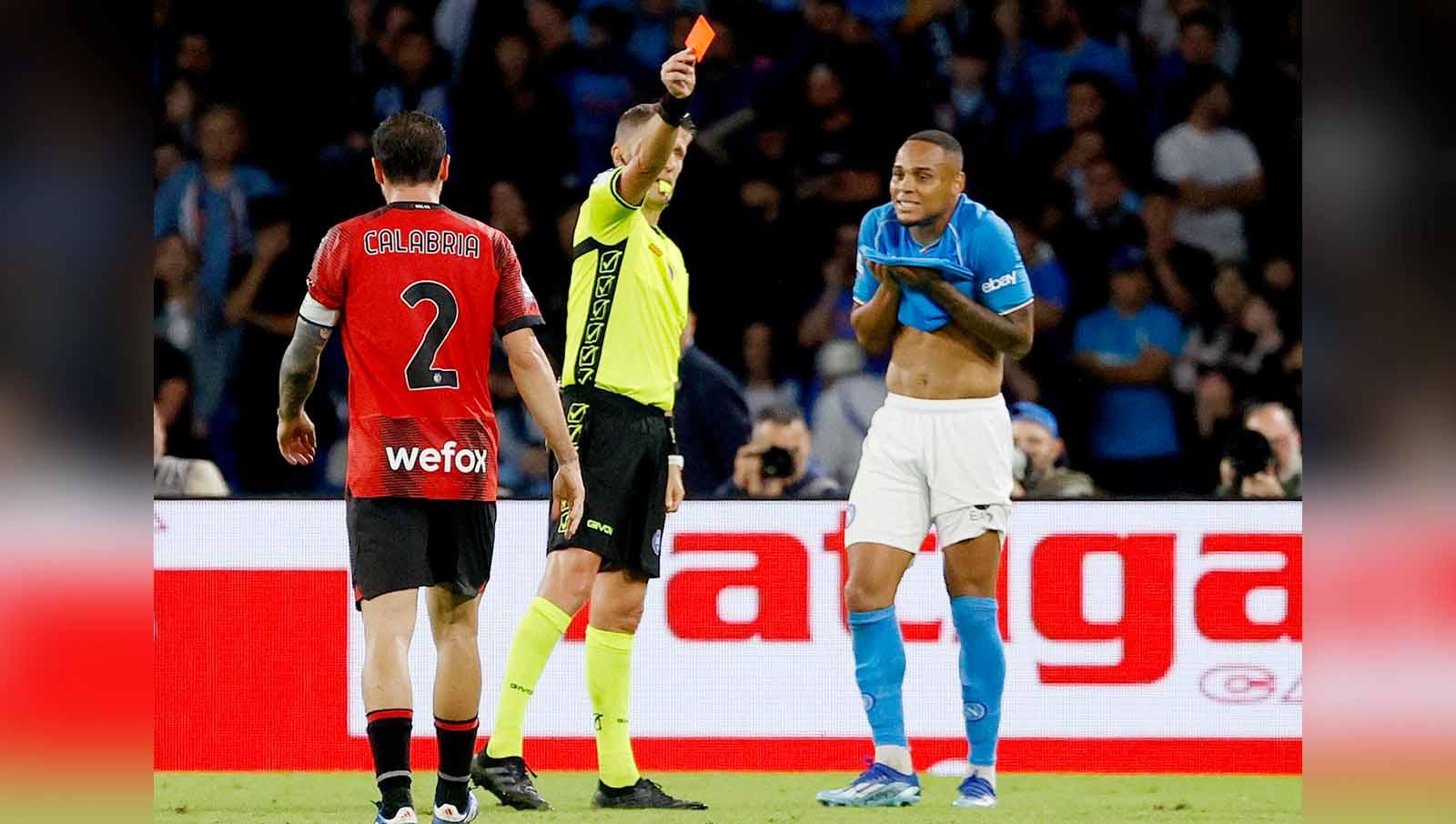 Pemain Napoli Natan mendapat hukuman kartu merah dari wasit Daniele Orsato pada laga Serie A Italia. (Foto: REUTERS/Ciro De Luca)