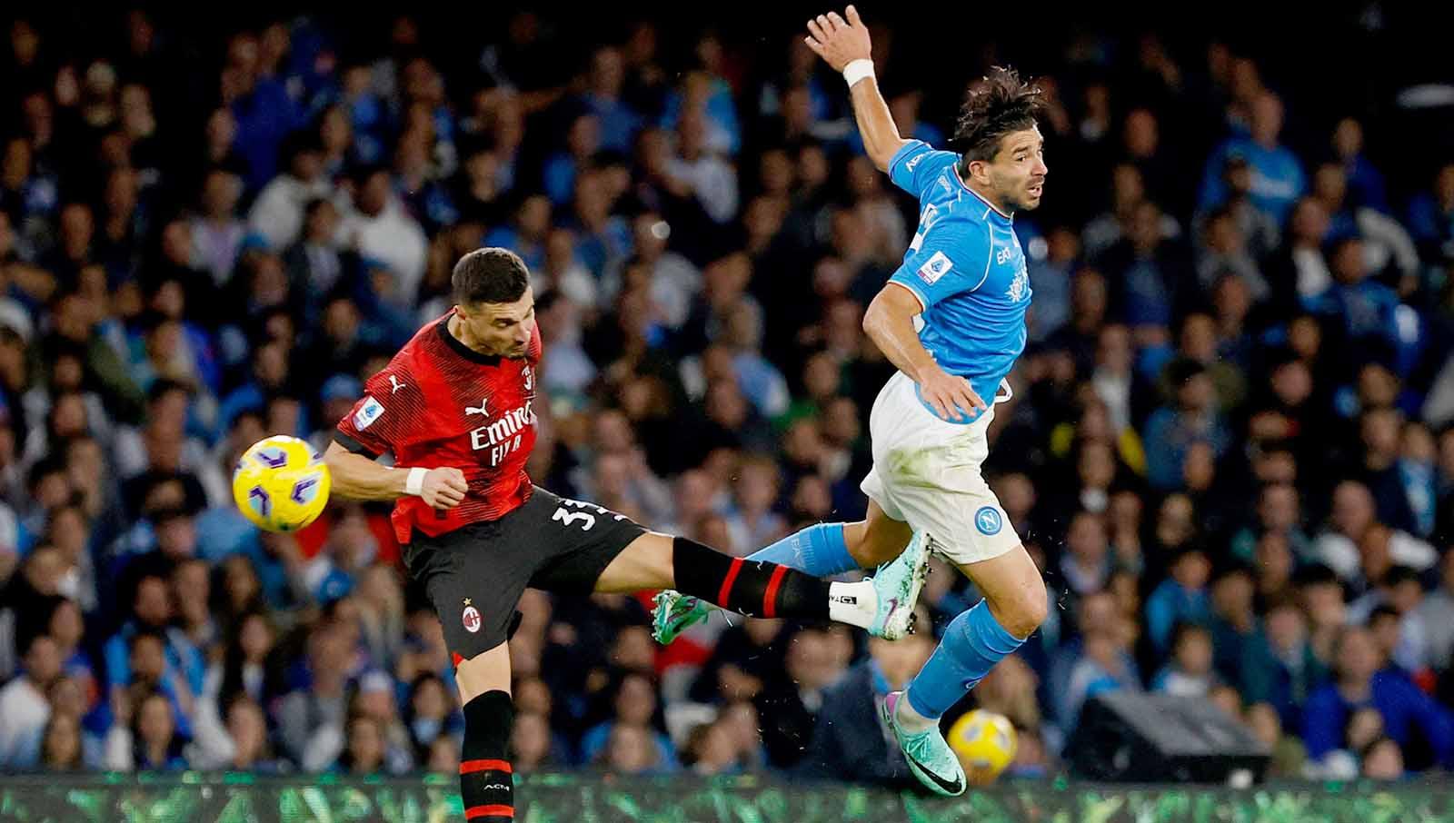 Duel udara pemain Napoli Giovanni Simeone dengan pemain AC Milan Rade Krunic saat berebut bola pada laga Serie A Italia. (Foto: REUTERS/Ciro De Luca)