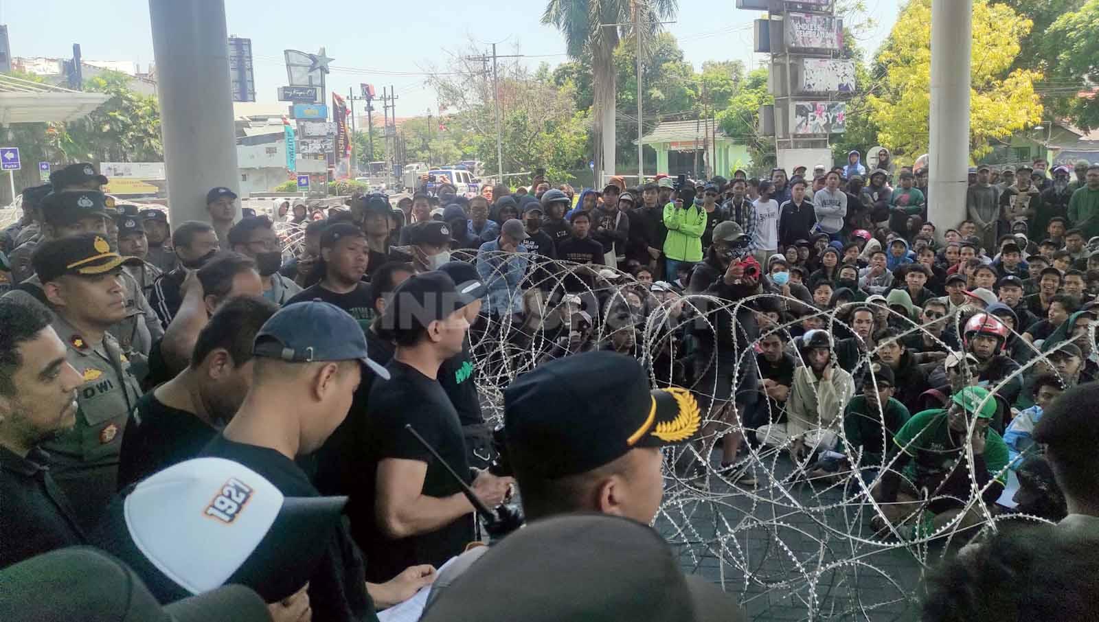 Manajemen Persebaya menemui Bonek yang berdemo di kantor Persebaya dengan mengeluarkan 4 tuntutan. (Foto: Fitra Herdian/INDOSPORT)