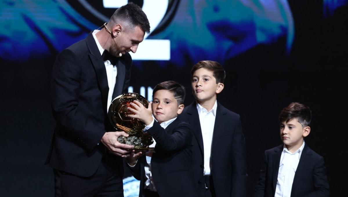 Penyerang Argentina dan Inter Miami, Lionel Messi terpilih sebagai pemenang Ballon d'Or edisi 2023 pada Selasa (31/10/23). Foto: REUTERS/Stephanie Lecocq. - INDOSPORT