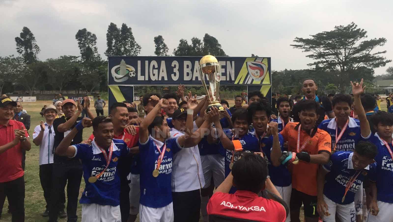 Selebrasi para pemain Farmel FC mengangkat piala usai menjuara liga 3 Banten.