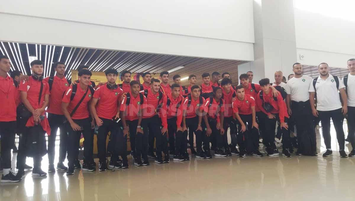 Timnas Maroko tiba Bandara Juanda. Mereka merupakan tim pertama yang tiba di Surabaya 10 hari menjelang Piala Dunia U-17. (Foto: Fitra Herdian/INDOSPORT) - INDOSPORT