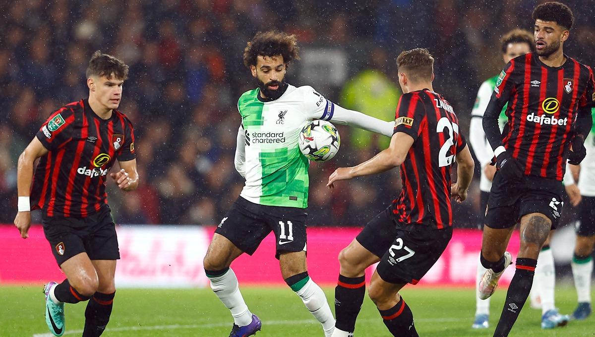 Mohamed Salah (tengah) dikepung lawan di laga Bournemouth vs Liverpool. (Foto: REUTERS/Peter Nicholls) - INDOSPORT