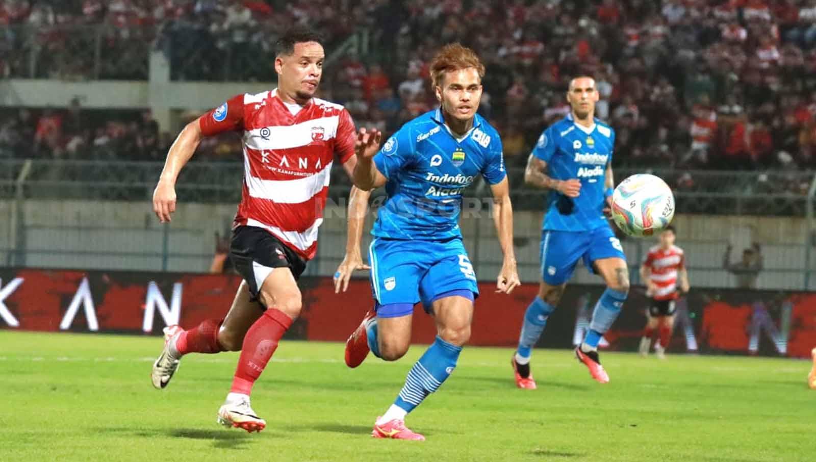 Pemain Madura United di Liga 1, Lulinha, saat berebut bola dengan pemain Persib, Rezaldi Hehanussa, Stadion Gelora Bangkalan.
