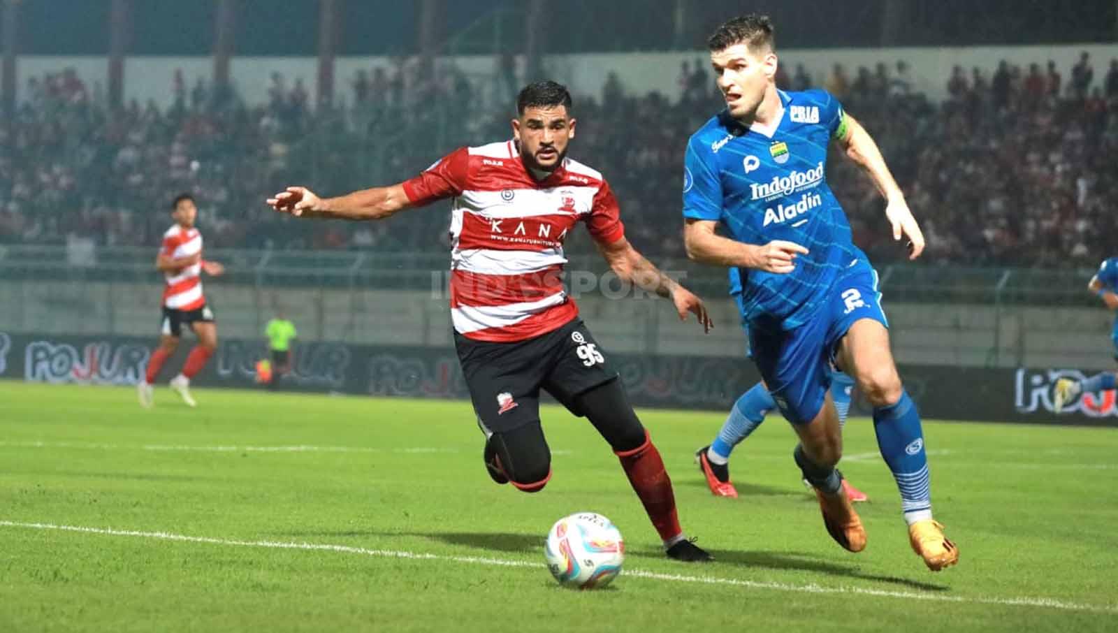 Pemain Madura United Junior Brandao dikawat ketat oleh pemain Persib Nick Kuipers pada laga Liga 1 2023 di Stadion Gelora Bangkalan.