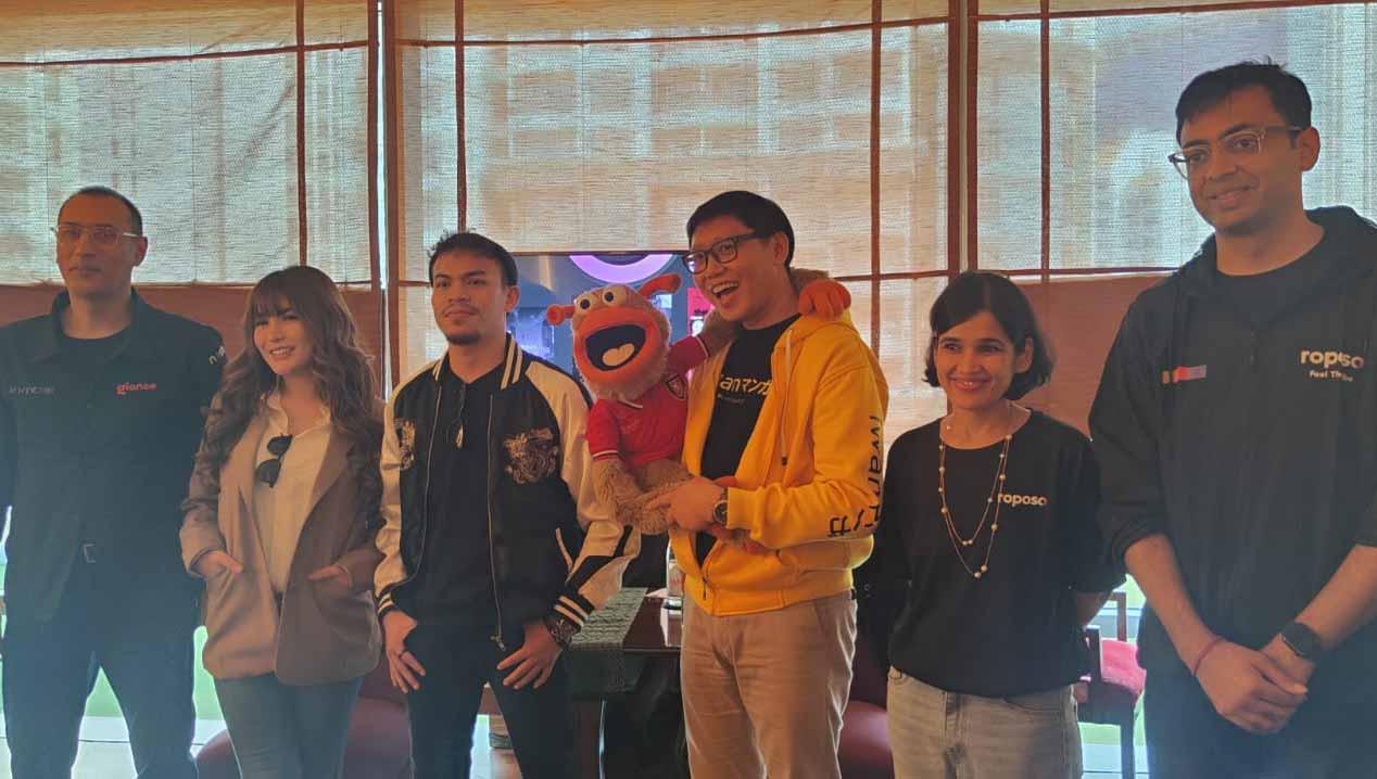 Angela Lee (kiri), Dwiki Rama (tengah), dan Iwan Manga, para konten kreator yang turut hadir dalam acara launching Roposo di Indonesia. (Foto: Roposo)