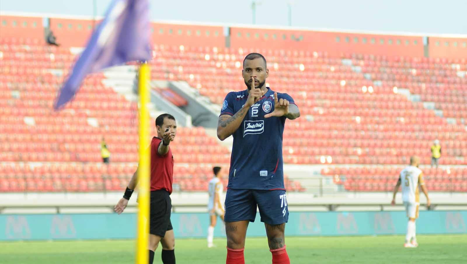 Selebrasi pemain Arema FC, Gustavo Almeida saat melawan Dewa United pada laga pekan ke-18 Liga 1 di Stadion Kapten I Wayan Dipta (Gianyar), Kamis (02/11/23). (Foto: MO Arema FC)