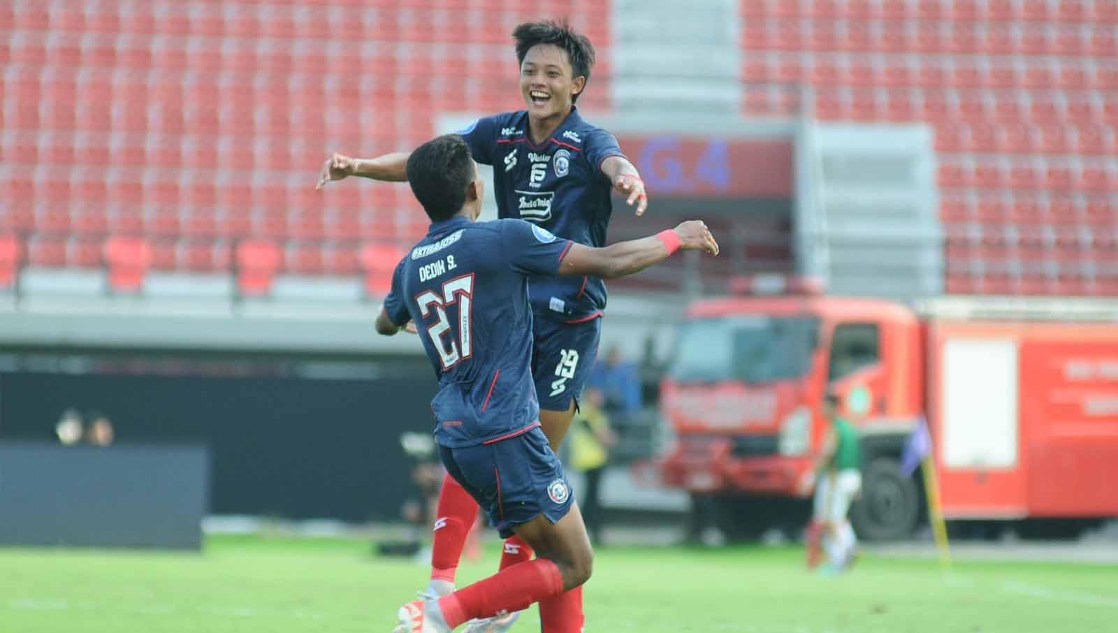 Gol Dedik Setiawan disambut Maulana Syarif usai cetak ke gawang Dewa United pada laga pekan ke-18 Liga 1 di Stadion Kapten I Wayan Dipta (Gianyar), Kamis (02/11/23). (Foto: MO Arema FC)