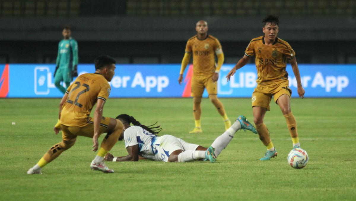 Striker PSIS, Carlos Fortes terjatuh usai gagal melewati pemain Bhayangkara FC dalam laga pekan ke-19 Liga 1 2023/2024 di Stadion Patriot, Kamis (02/11/23).