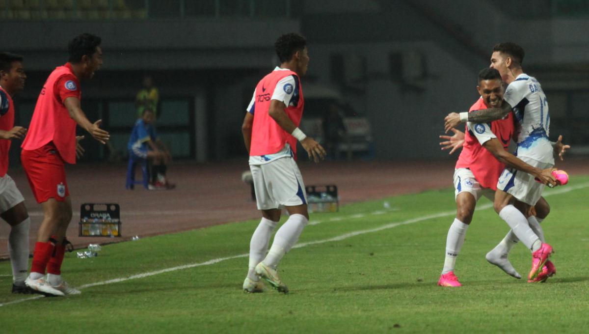 Selebrasi striker PSIS, Gali Freitas bersama rekan-rekannya usai cetak gol ke gawang Bhayangkara FC dalam pekan ke-19 Liga 1 2023/2024 di Stadion Patriot, Kamis (02/11/23).