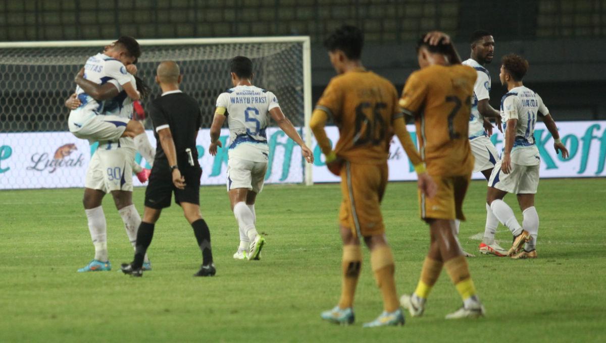 Selebrasi striker PSIS, Gali Freitas dengan Carlos Fortes usai cetak gol ke gawang Bhayangkara FC dalam pekan ke-19 Liga 1 2023/2024 di Stadion Patriot, Kamis (02/11/23).