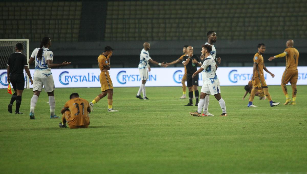 Kekecewaan para pemain Bhayangkara FC usai gagal meraih kemenangan atas PSIS dalam pekan ke-19 Liga 1 2023/2024 di Stadion Patriot, Kamis (02/11/23).