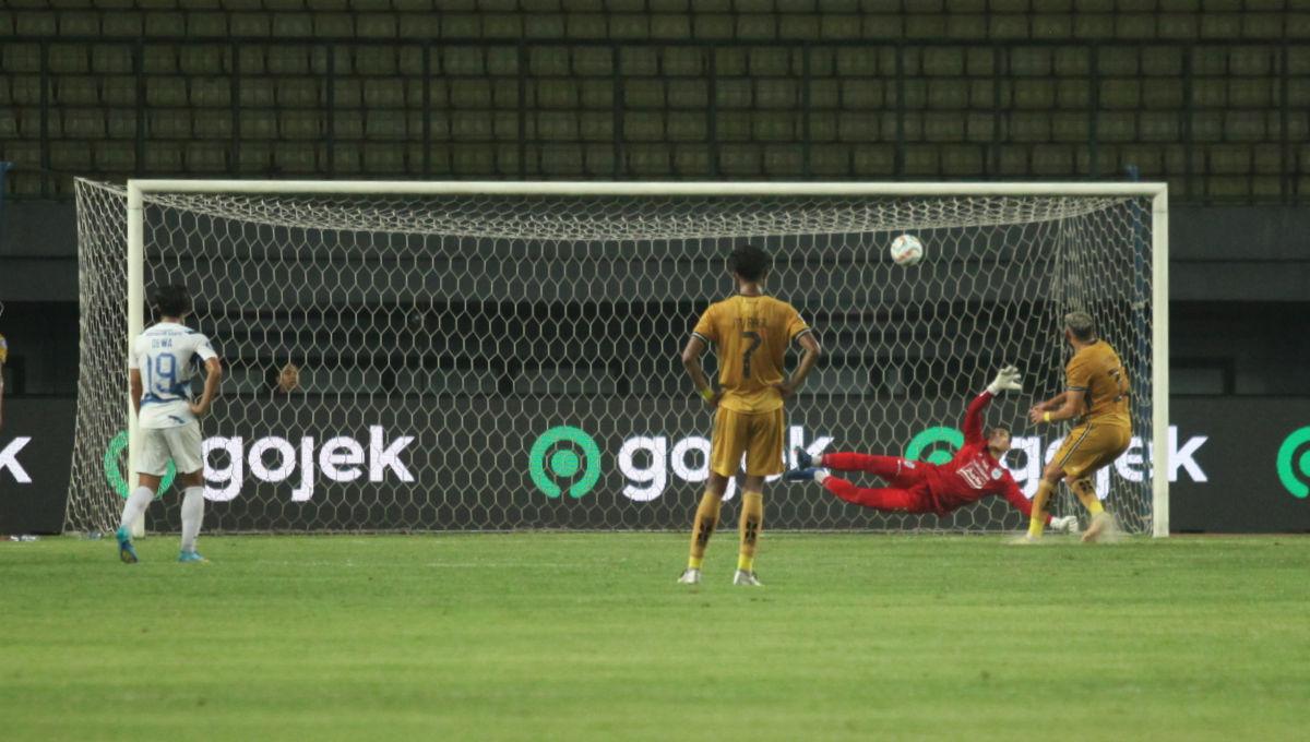 Proses gol penalti Bhayangkara FC ke gawang PSIS yang dicetak Mati Matier dalam pekan ke-19 Liga 1 2023/2024 di Stadion Patriot, Kamis (02/11/23).