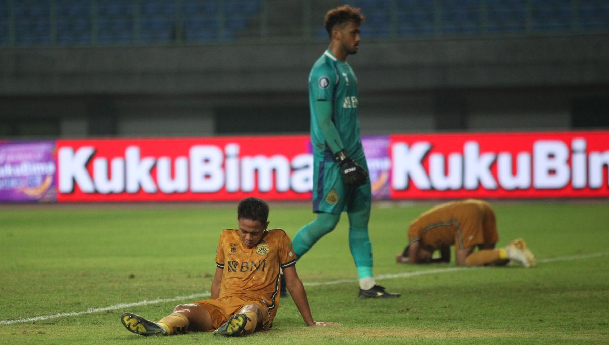 Kekecewaan para pemain Bhayangkara FC usai ditahan imbang PSIS dalam pekan ke-19 Liga 1 2023/2024 di Stadion Patriot, Kamis (02/11/23).