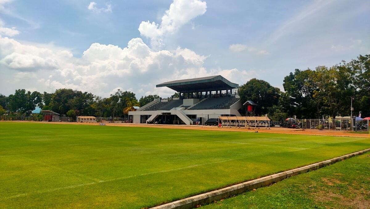 Stadion Pertasi Kencana merupakan markas dari klub Liga 3 Persetala Tanah Laut. Stadion ini menggunakan rumput Zoysia Matrella yang sudah memenuhi standar nasional PSSI dan dikerjakan oleh Lestarindo. (Martini/INDOSPORT)