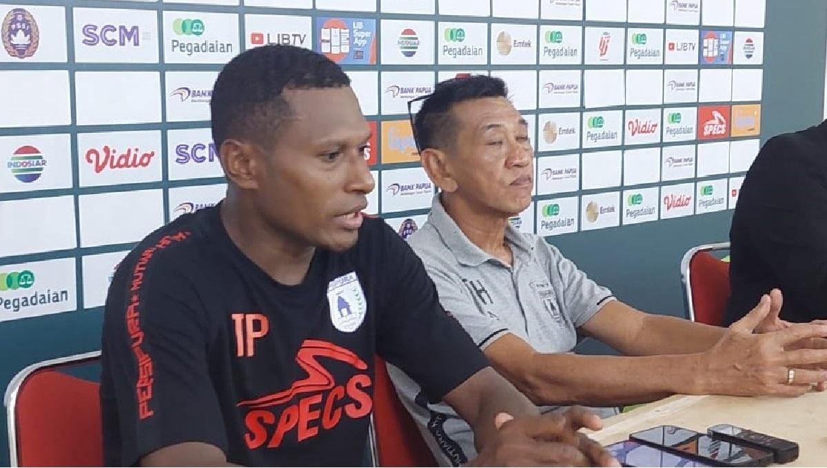 Tinus Pae bersama pelatih Tony Ho saat konferensi pers usai pertandingan Persipura vs Kalteng Putra di Stadion Mandala. Foto: INDOSPORT/Sudjarwo