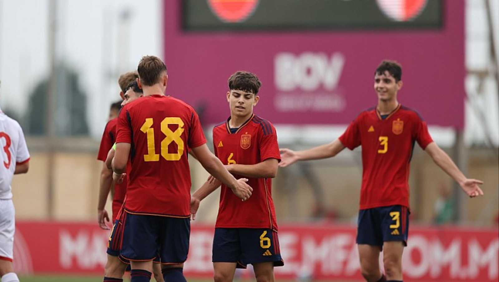 Pelatih tim nasional Spanyol U-17, Jose Maria Lana Fernandez, tampak bersyukur Piala Dunia U-17 2023 berlangsung di Indonesia. - INDOSPORT