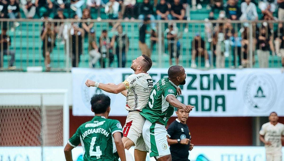 Oknum suporter meluapkan kekecewaan dengan turun ke lapangan setelah PSS Sleman dikalahkan Bali United 0-1 di Stadion Maguwoharjo Sleman, Jumat (3/11/23)