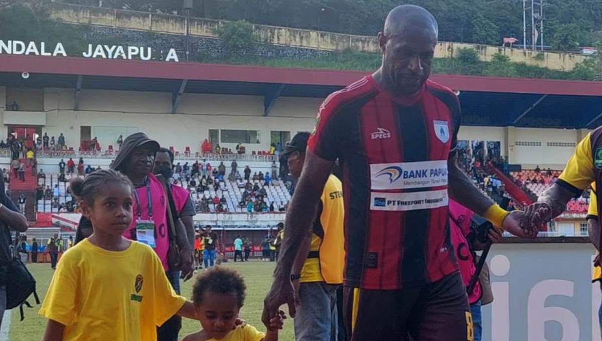 Boaz Solossa saat mengenakan jersey mantan rekannya di Persipura, Tinus Pae, usai laga Persewar vs Persipura di Stadion Mandala. Foto: INDOSPORT/Sudjarwo.