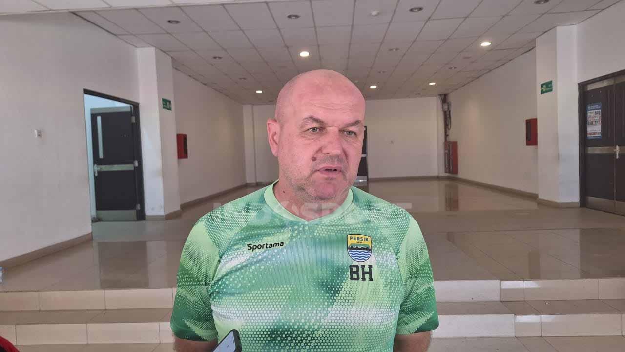 Pelatih Persib, Bojan Hodak, buka suara soal hasil pertandingan kontra Bali United. Foto: Arif Rahman/INDOSPORT.