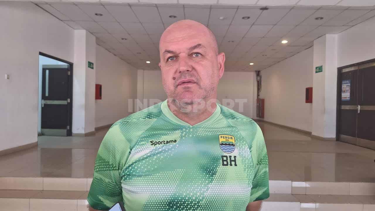 Pelatih Persib Bandung, Bojan Hodak, bicara mengenai perbedaan wasit lokal dan asing yang memimpin pertandingan timnya di kompetisi Liga 1 2023-2024.
