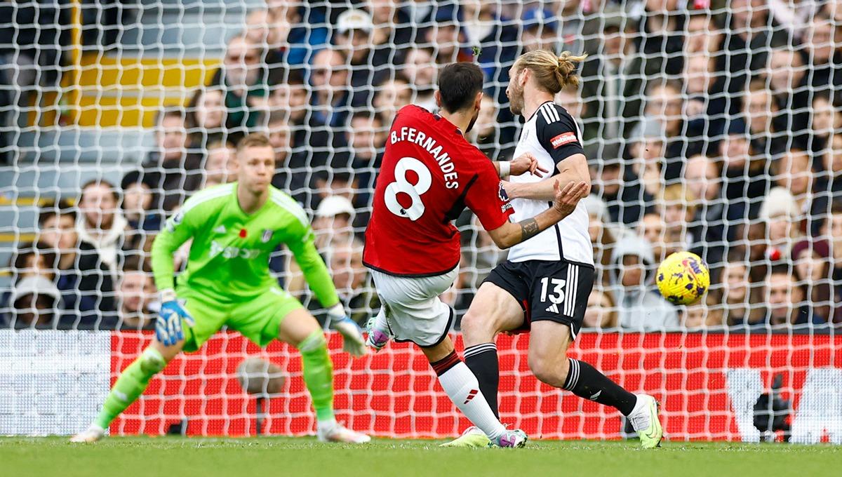 Bruno Fernandes melepaskan tembakan berbuah gol di laga Fulham vs Manchester United. (Foto: Reuters/Peter Cziborra)