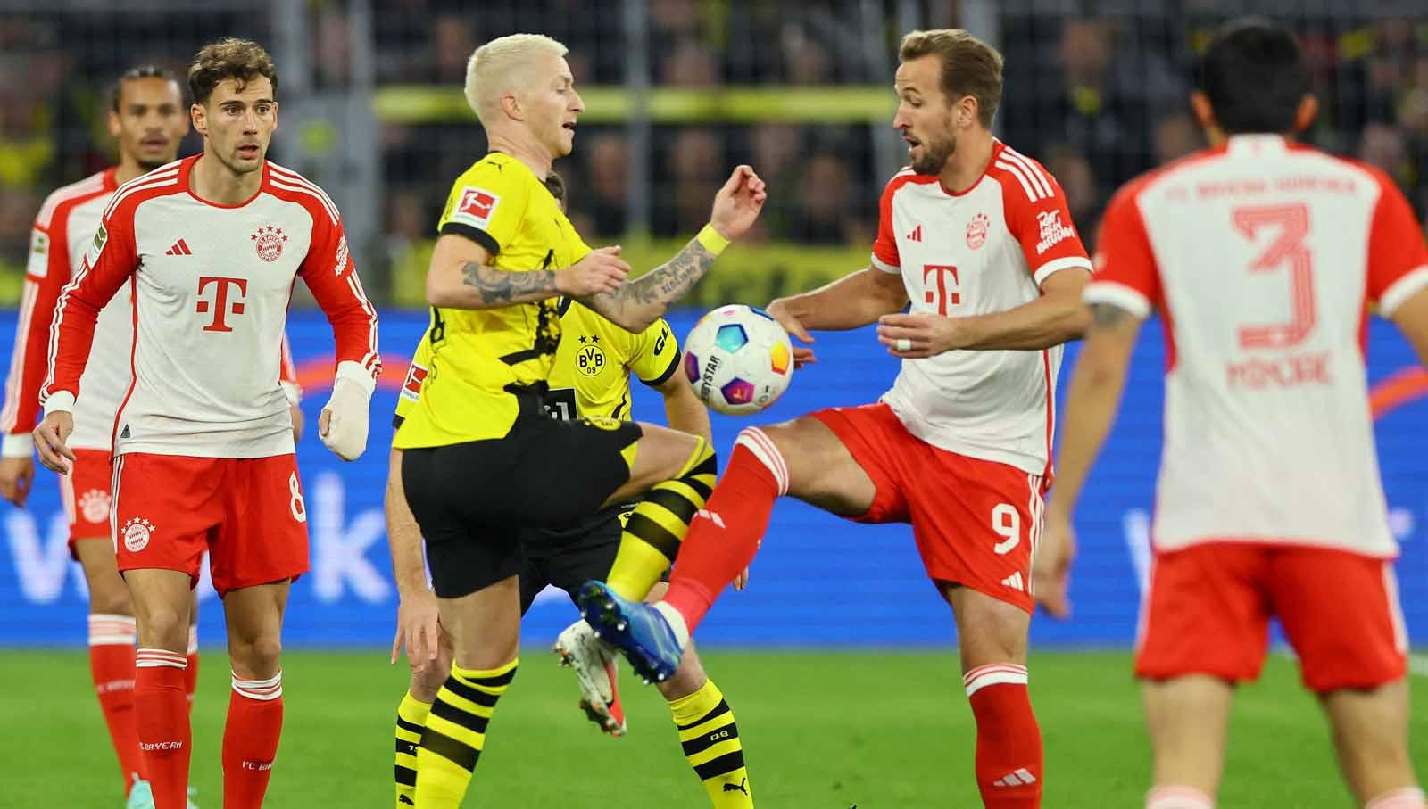 Duel pemain Borussia Dortmund Marco Reus dengan pemain Bayern Munchen Harry Kane dari pada laga Bundesliga Jerman di Stadion Signal Iduna Park. (Foto: REUTERS/Wolfgang Rattay)