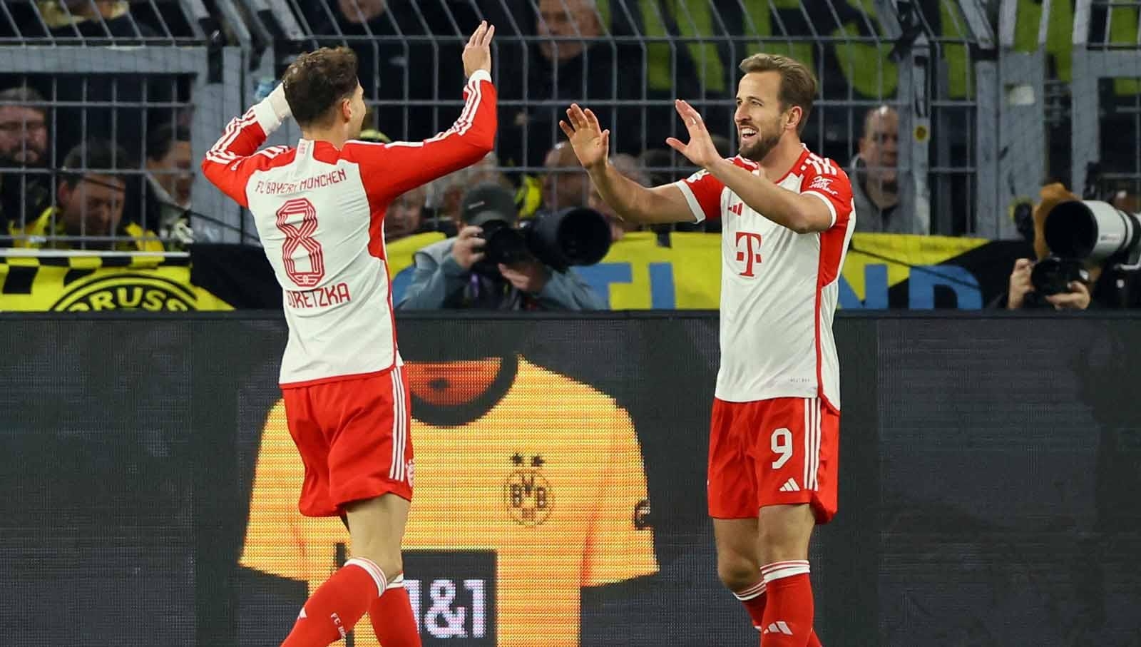 Selebrasi pemain Munchen Harry Kane bersama rekan setimnya Leon Goretzka pada laga Bundesliga Jerman.