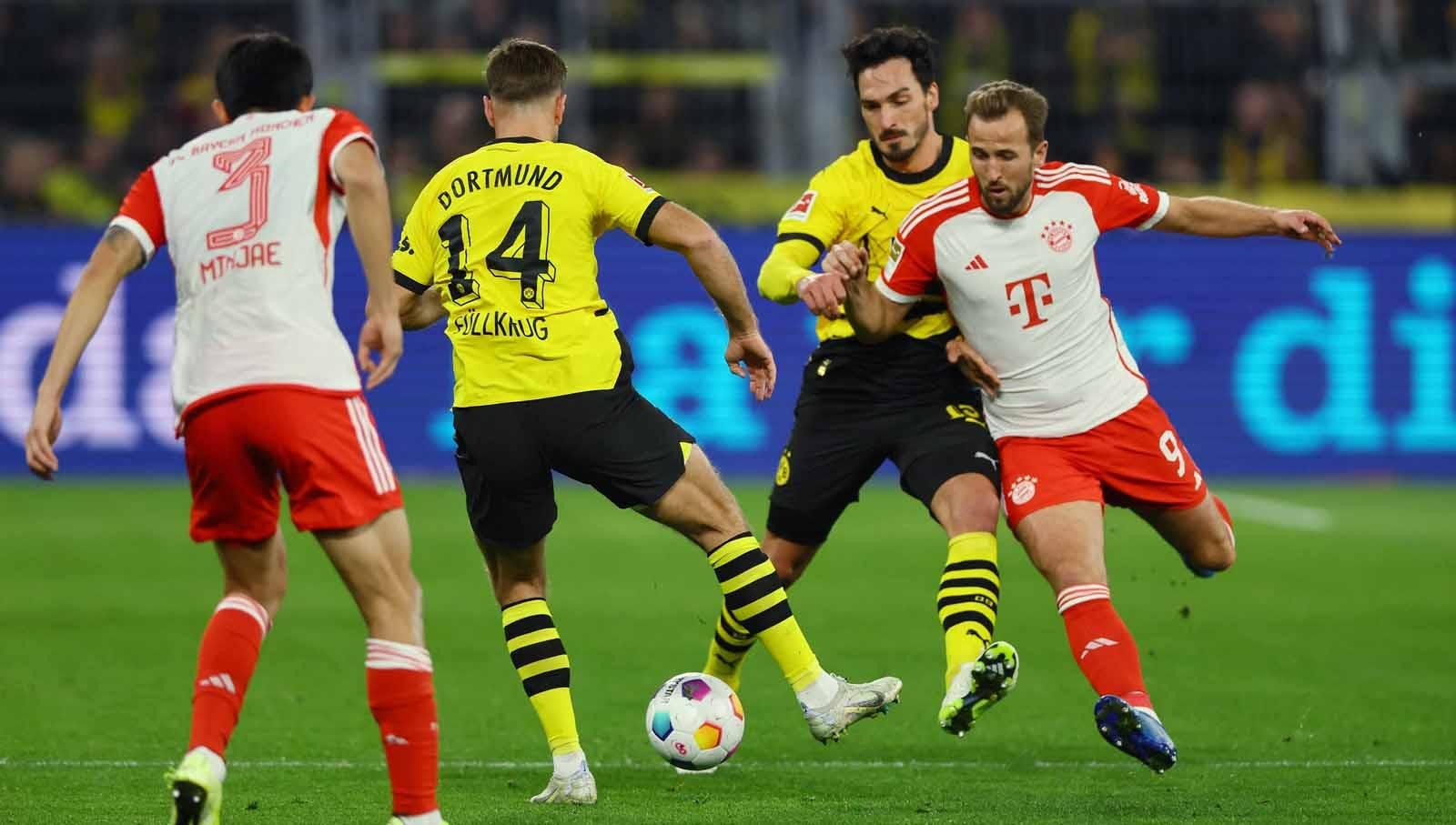 Pemain  Borussia Dortmund Niclas Fullkrug dan Mats Hummels mengawal ketat pergerakan pemain Munchen Harry Kane pada laga Bundesliga Jerman di Stadion Signal Iduna Park. (Foto: REUTERS/Wolfgang Rattay)