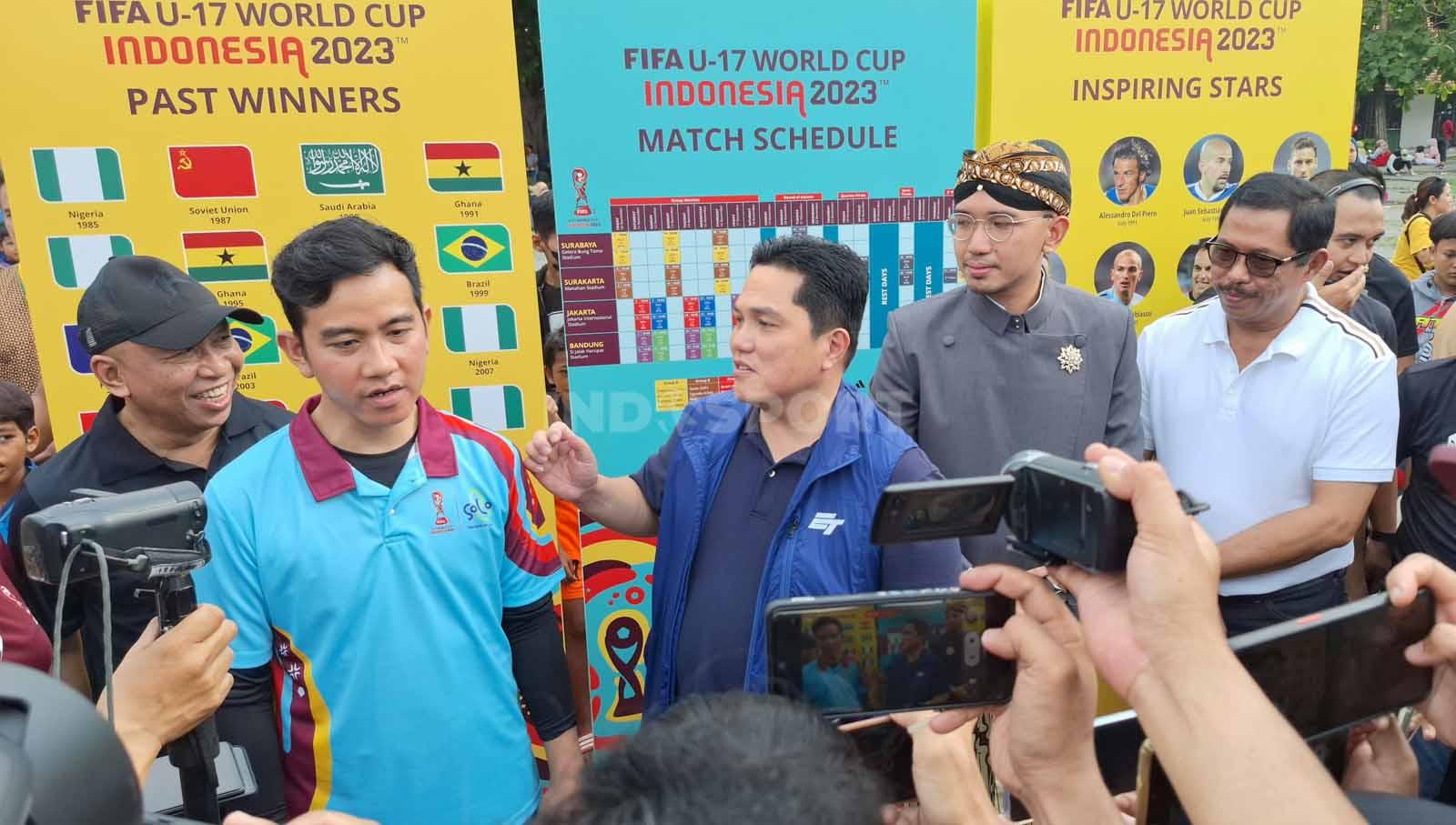 Sesi door stop dalam acara Trophy Experience FIFA World Cup U-17 2023 di Pura Mangkunegaran, Minggu (5/11/23).