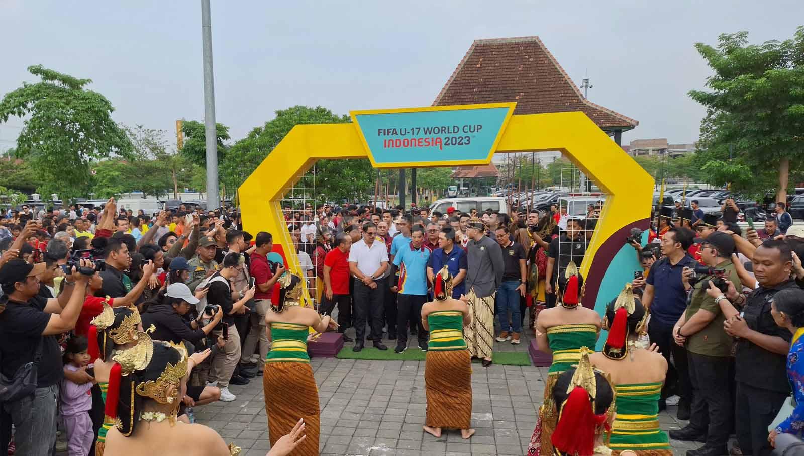 Tarian untuk menyambut kehadiran rombongan dalam Trophy Experience FIFA World Cup U-17 2023 di Pura Mangkunegaran, Minggu (5/11/23).