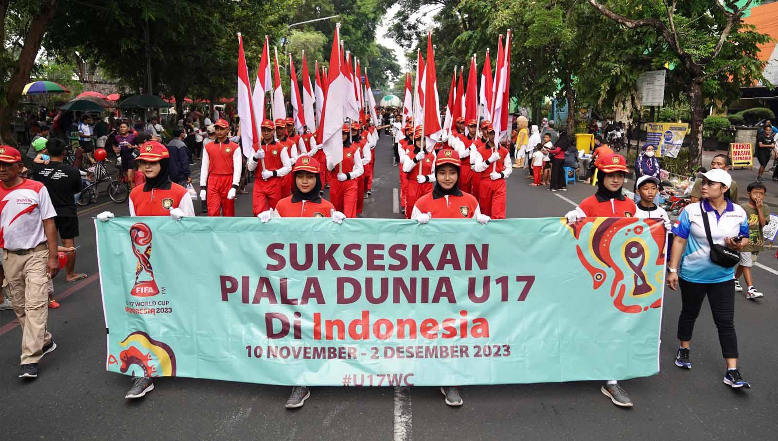 Rombongan kirab Trophy Experience FIFA World Cup U-17 2023 di Kota Solo, Minggu (5/11/23). (Foto: LOC Piala Dunia U-17 2023)