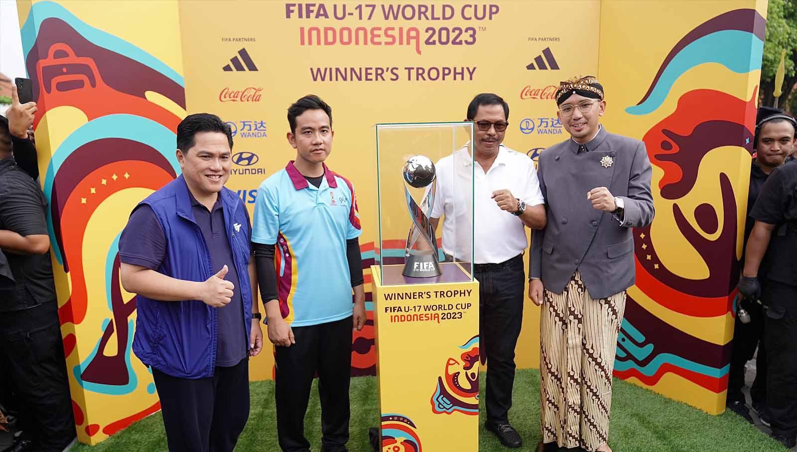 Ketua Umum PSSI, Erick Thohir bersama Walikota Solo, Gibran Rakabuming serta perwakilan dari Pura Mangkunegaran dan Pemprov Jateng berpose dengan trofi Piala Dunia U-17. (Foto: LOC Piala Dunia U-17)