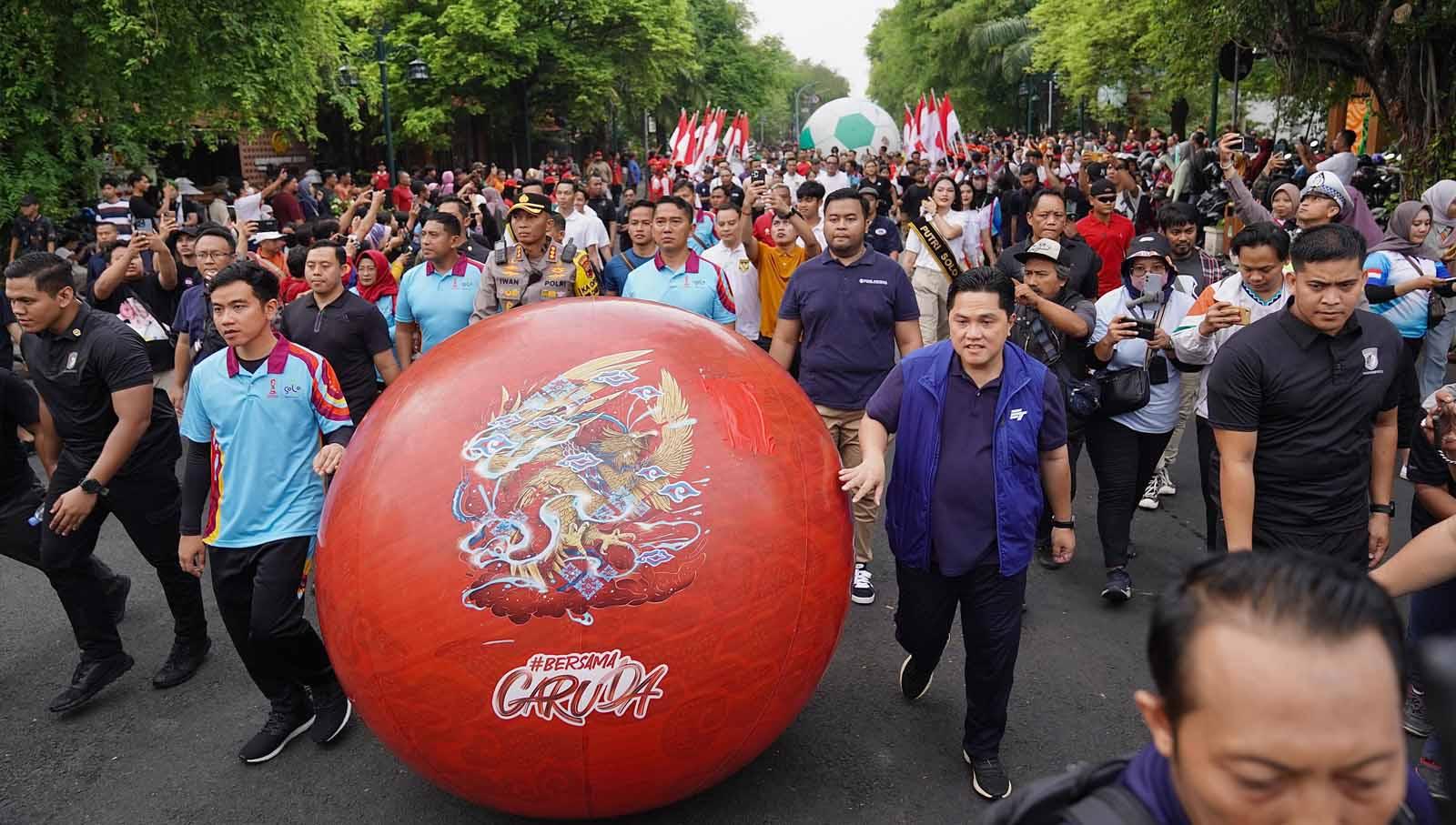 Gibran Rakabuming bersama Erick Thohir menggelindingkan bola raksasa dalam acara Trophy Experience FIFA World Cup U-17 2023 di Kota Solo, Minggu (5/11/23). (Foto: LOC Piala Dunia U-17)