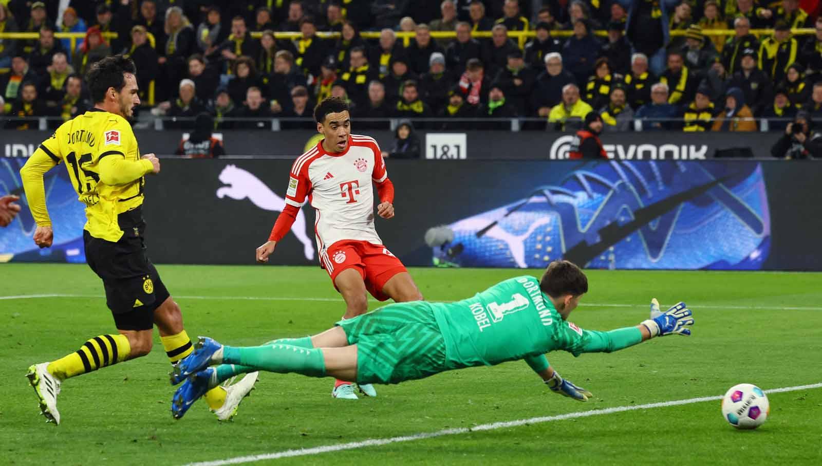 Jamal Musiala saat mencetak gol dan kemudian dianulir pada laga Bundesliga Jerman di Stadion Signal Iduna Park. (Foto: REUTERS/Wolfgang Rattay)