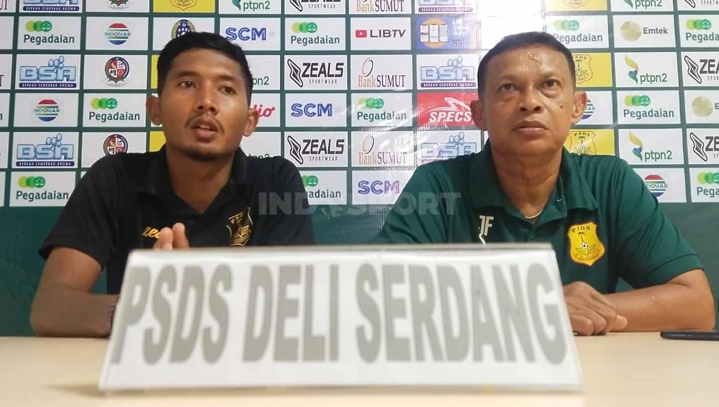 Pelatih anyar PSDS di Liga 2, Zefrizal (kanan), didampingi pemain sekaligus sang kapten, Dickky Yudistia (kiri). (Foto: Aldi Aulia Anwar/INDOSPORT)