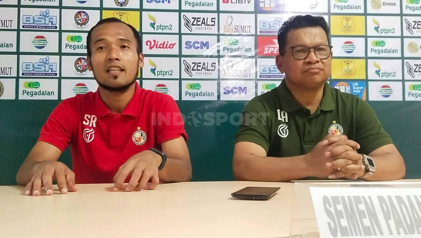 Pelatih Semen Padang, Delfiadri (kanan), didampingi pemainnya, Syaiful Ramadhan (kiri). (Foto: Aldi Aulia Anwar/INDOSPORT.COM)