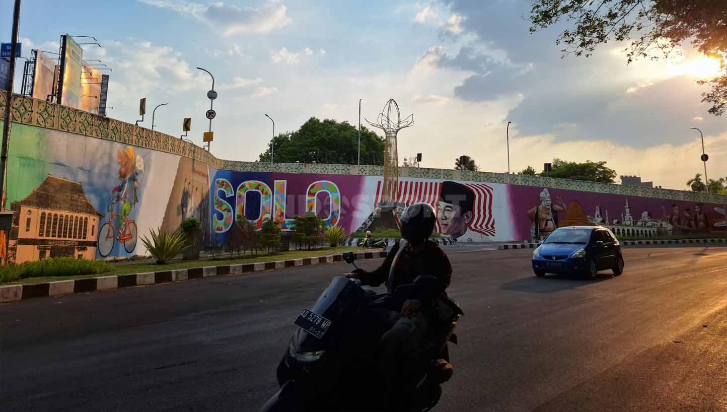 Salah satu icon di Kota Solo berisikan grafiti menarik yang akan menjadi obyek foto para suporter di dekat Stadion Manahan Solo selama Piala Dunia U-17 2023. (Foto: Nofik Lukman Hakim/INDOSPORT)