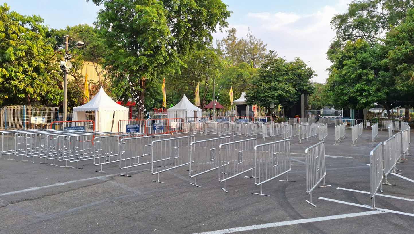 Barikade tempat pengecekan penonton di pintu sisi selatan Stadion Manahan Solo. Pengecekan barang bawaan penonton akan dilakukan dengan teliti dan lebih rapi selama Piala Dunia U-17 2023. (Foto: Nofik Lukman Hakim/INDOSPORT)