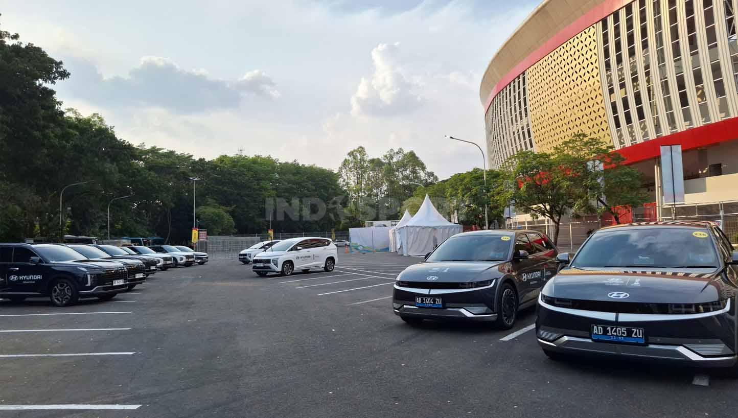 Mobil-mobil mewah dari salah sponsor yang berjejer rapi di pintu selatan Stadion Manahan Solo. Mobil tersebut disediakan sebagai moda transportasi panitia selama Piala Dunia U-17 2023. (Foto: Nofik Lukman Hakim/INDOSPORT)