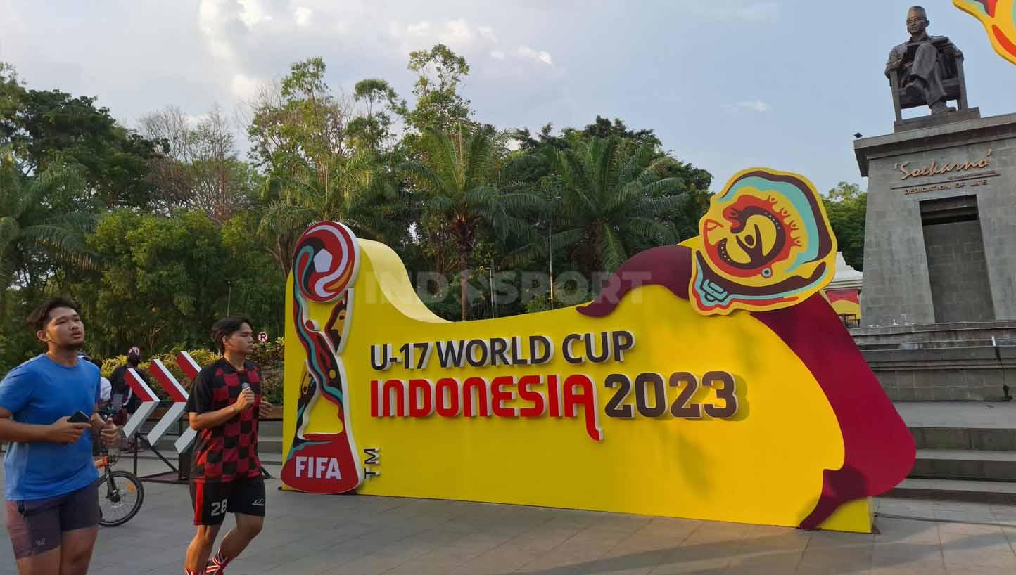 Salah satu tempat ikonik yang dibuat FIFA di depan air mancur Stadion Manahan Solo. (Foto: Nofik Lukman Hakim/INDOSPORT)