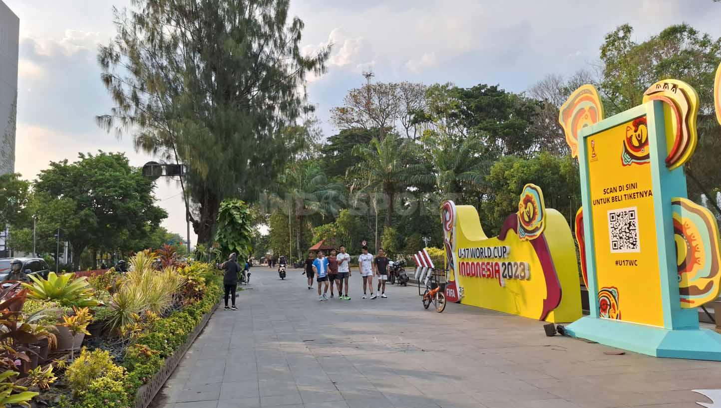 Para warga Solo terlihat berolahraga di kawasan luar Stadion Manahan Solo karena area dalam sudah steril dan membutuhkan kartu identitas terakreditasi FIFA untuk bisa masuk. (Foto: Nofik Lukman Hakim/INDOSPORT)